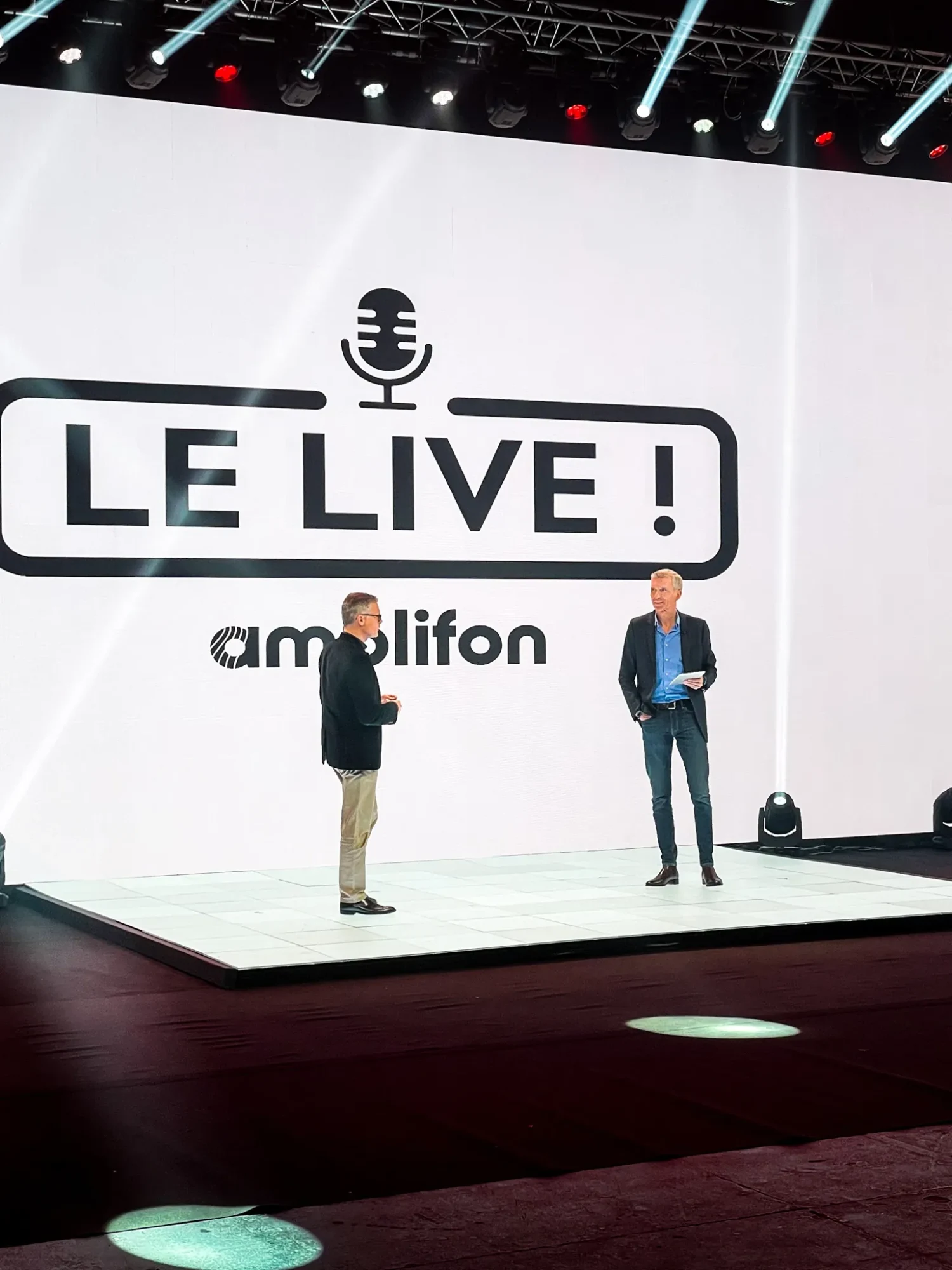 Les animateurs sur scène