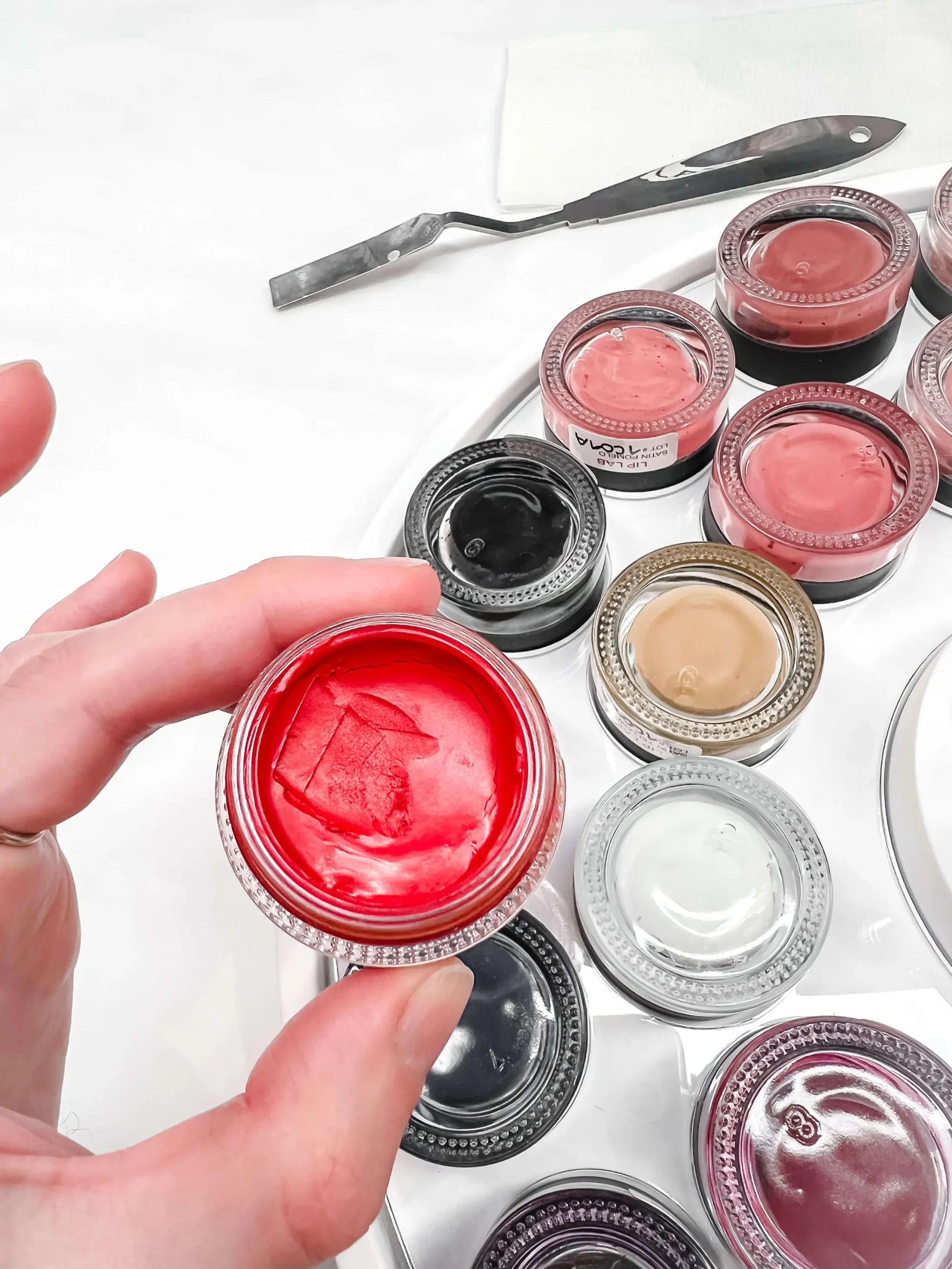 Pigments de rouges à lèvres sur le stand Lip Lab