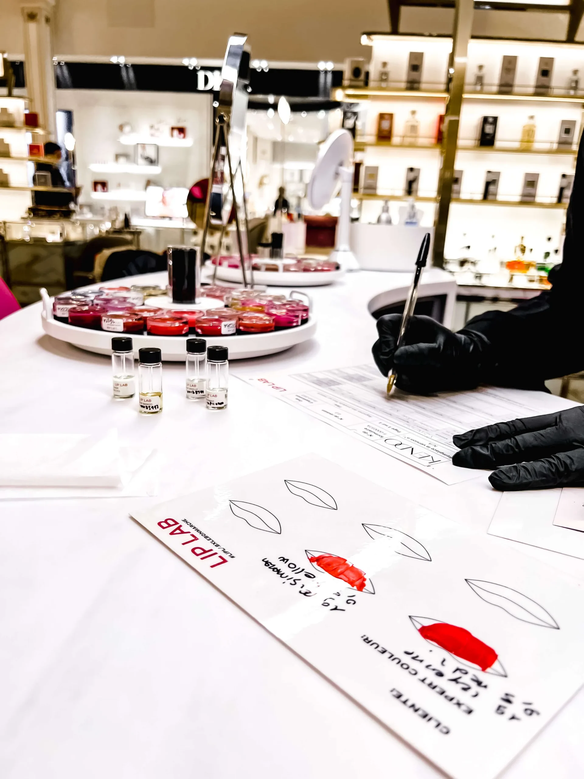 Création d’un rouge à lèvres sur mesure au stand Lip Lab
