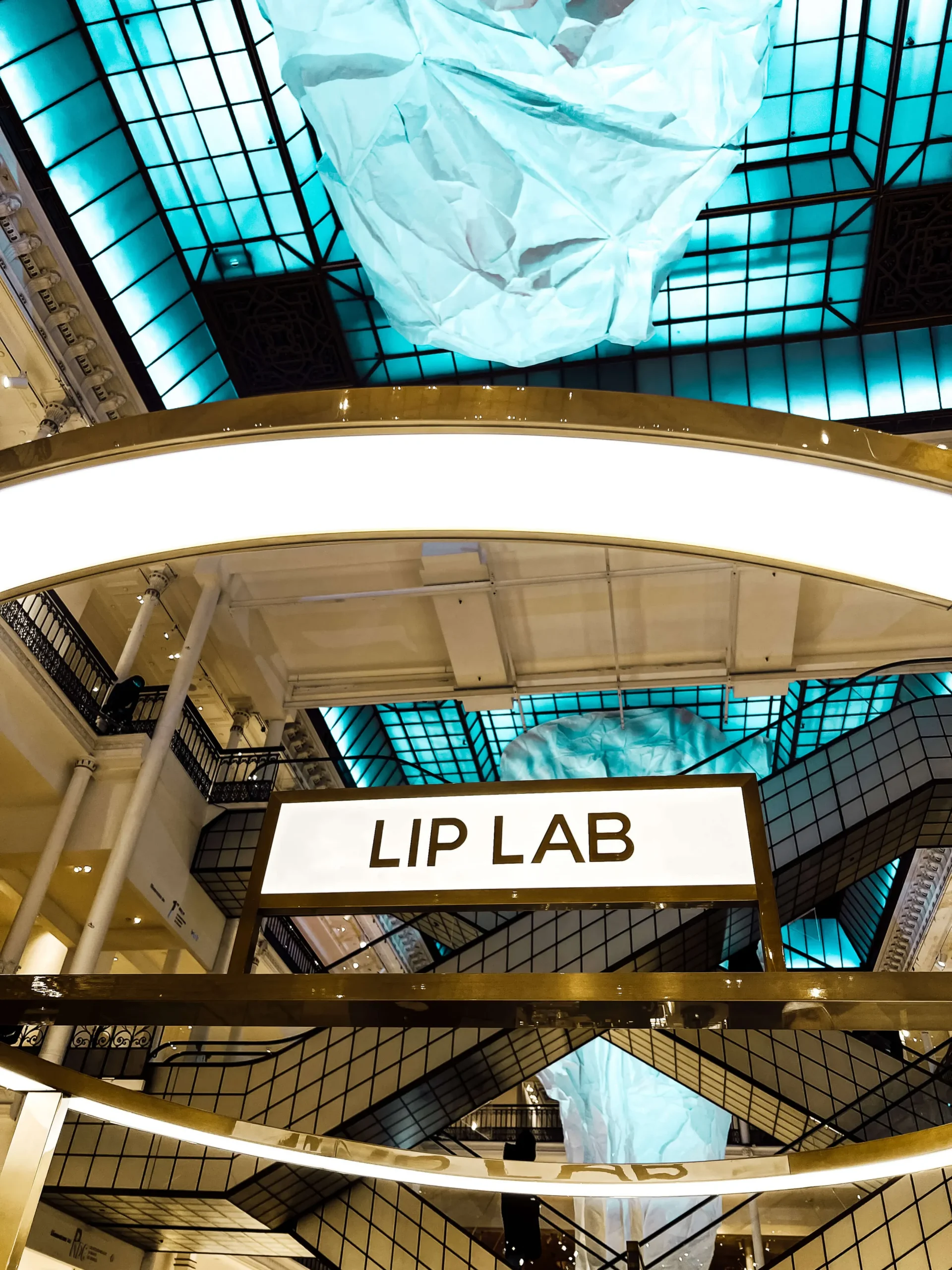 Le stand Lip Lab sous la verrière du Bon Marché