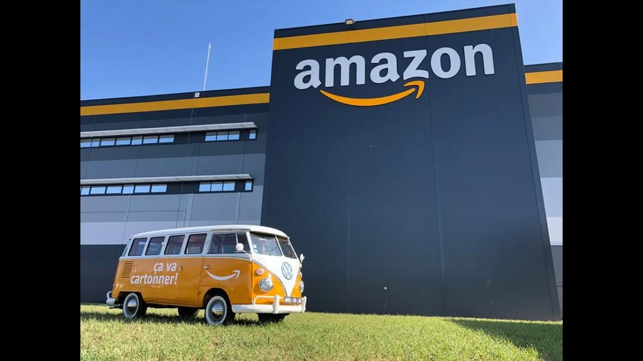 Le Combi devant un bâtiment Amazon